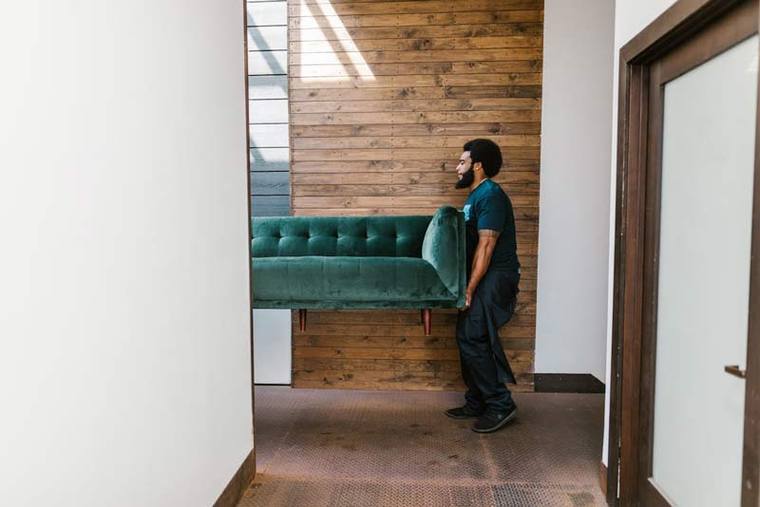 Déménageur transportant du mobilier professionnel