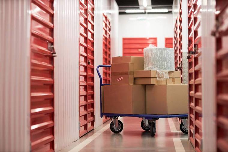 Chariot chargé de cartons dans un entrepôt de stockage