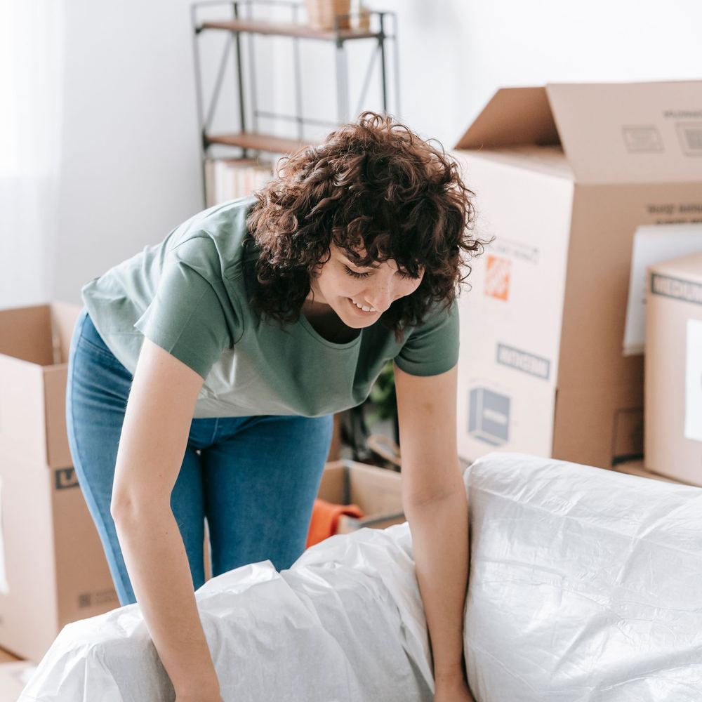 Mise sous housse d'un canapé avant chargement
