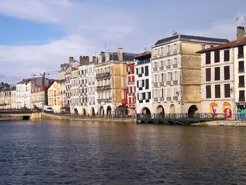 Vieille ville de Bayonne au bord de la Nive